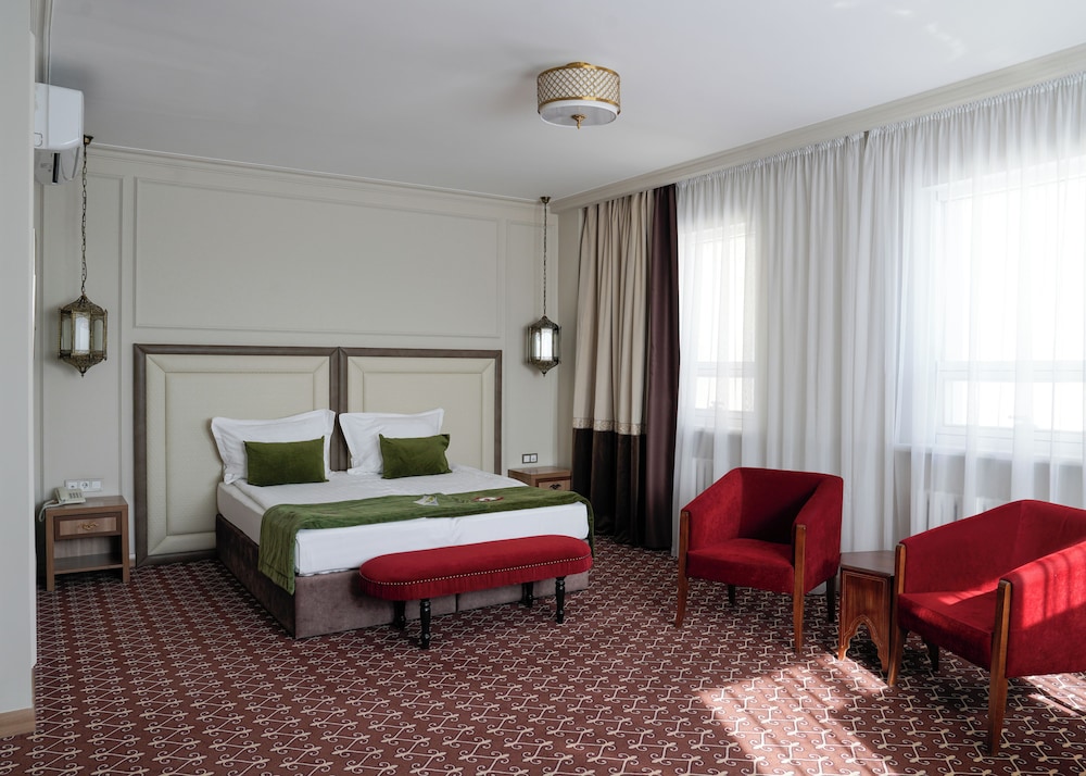 BUSINESS, QUEEN BED, CITY VIEW