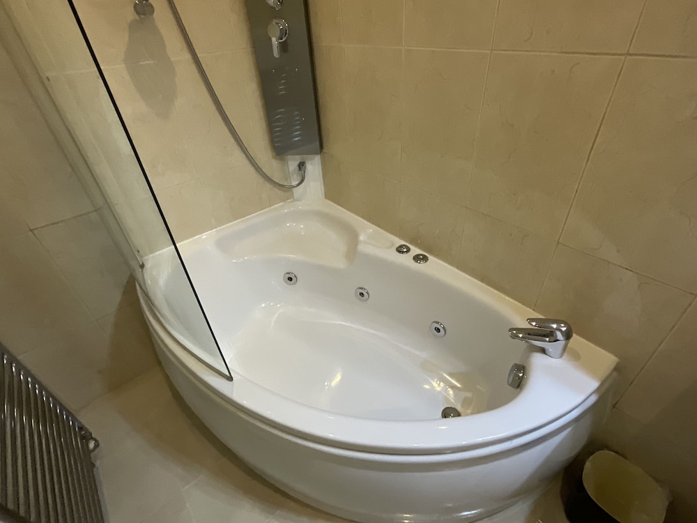 Earle House Serviced Apartments 47/50