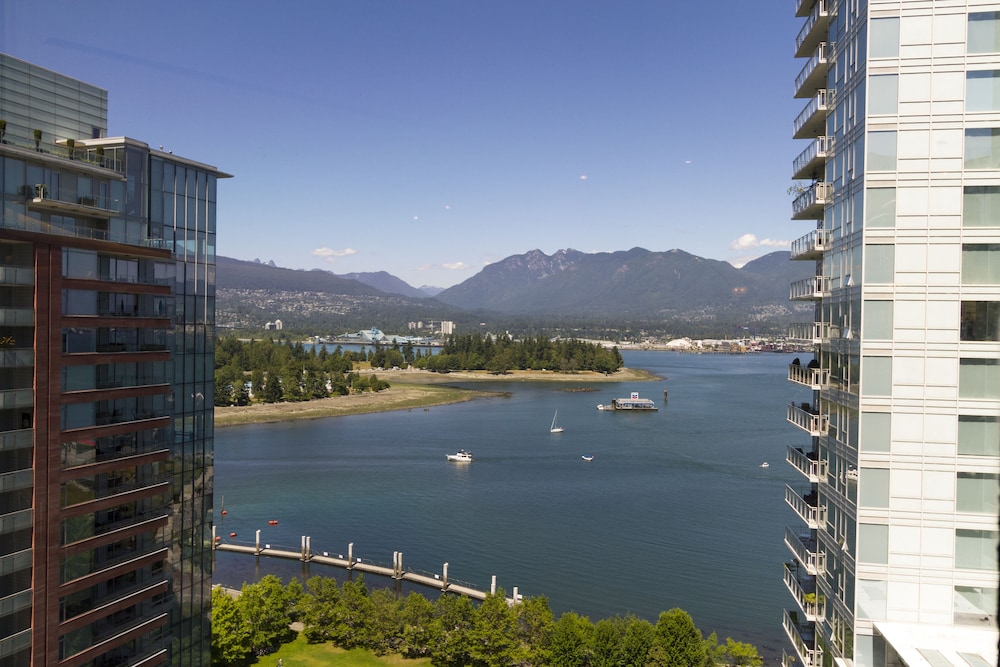 Pinnacle Vancouver Harbourfront (Ex Renaissance) 36/57