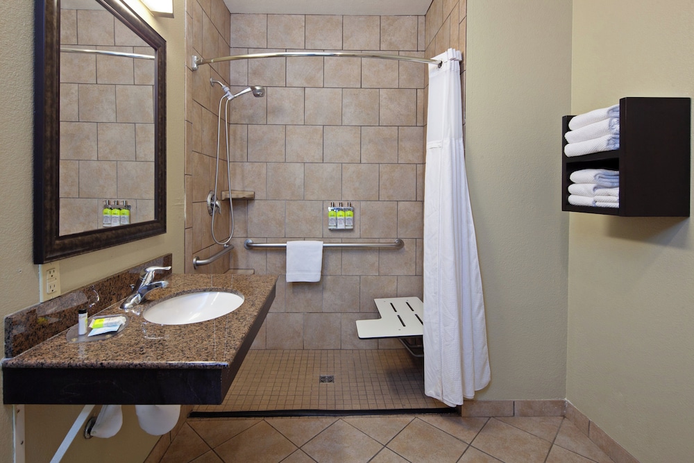 جناح بسرير كينج بغرفة نوم واحدة مع أريكة بمطبخ لذوي الإعاقة، Staybridge Suites Fairfield Napa Valley Area 5/5