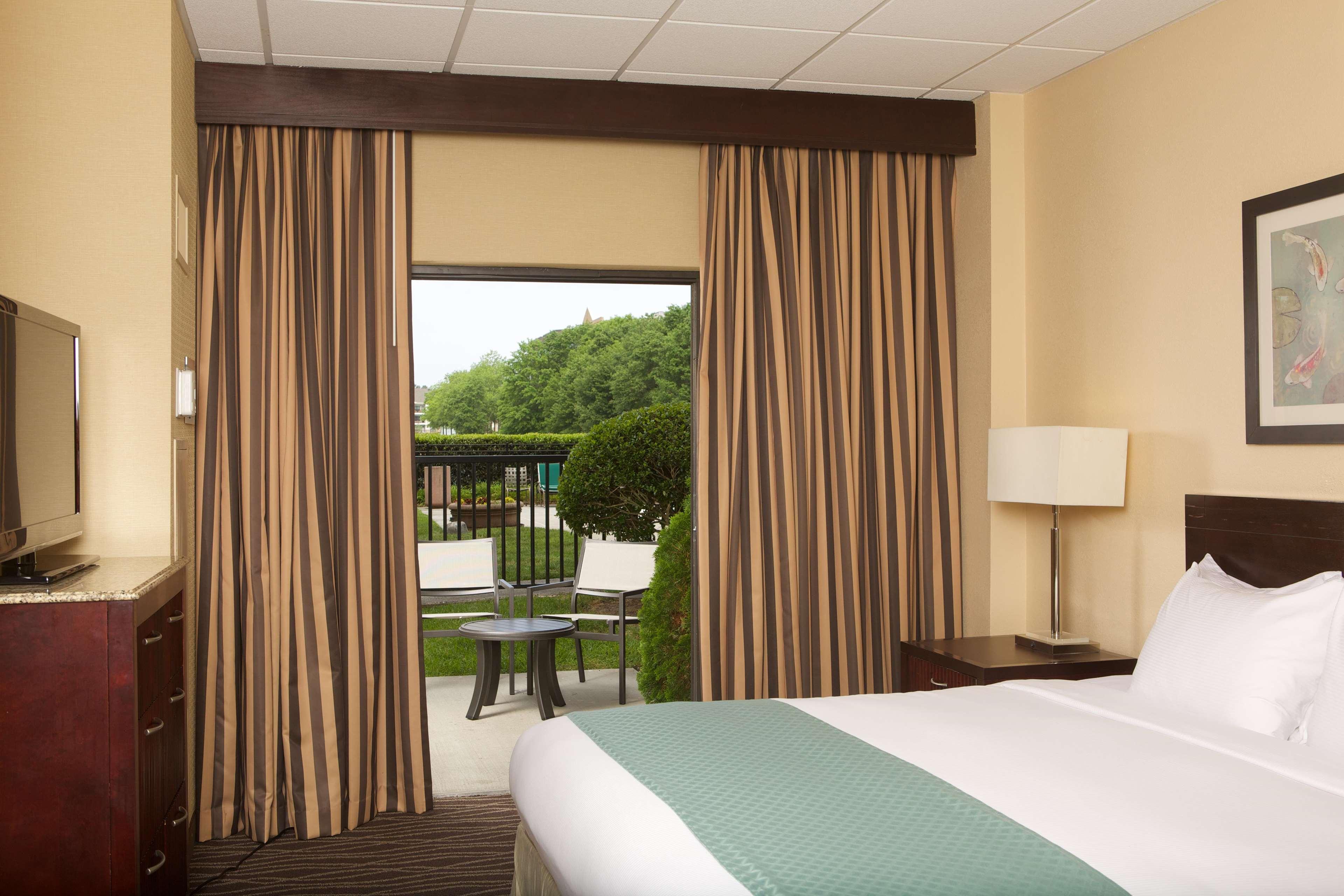 2 ROOMS, SUITE, KING BED, POOL VIEW, PATIO