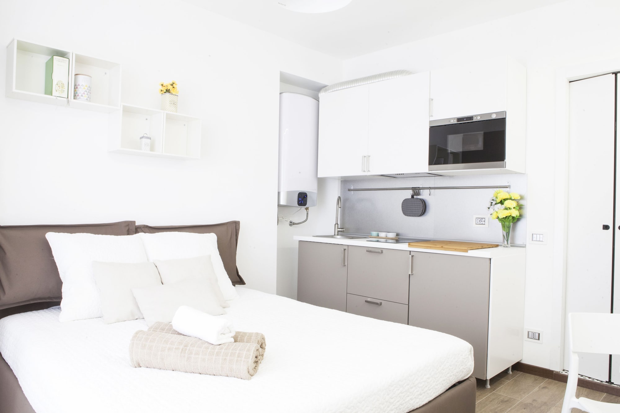 STUDIO, QUEEN BED