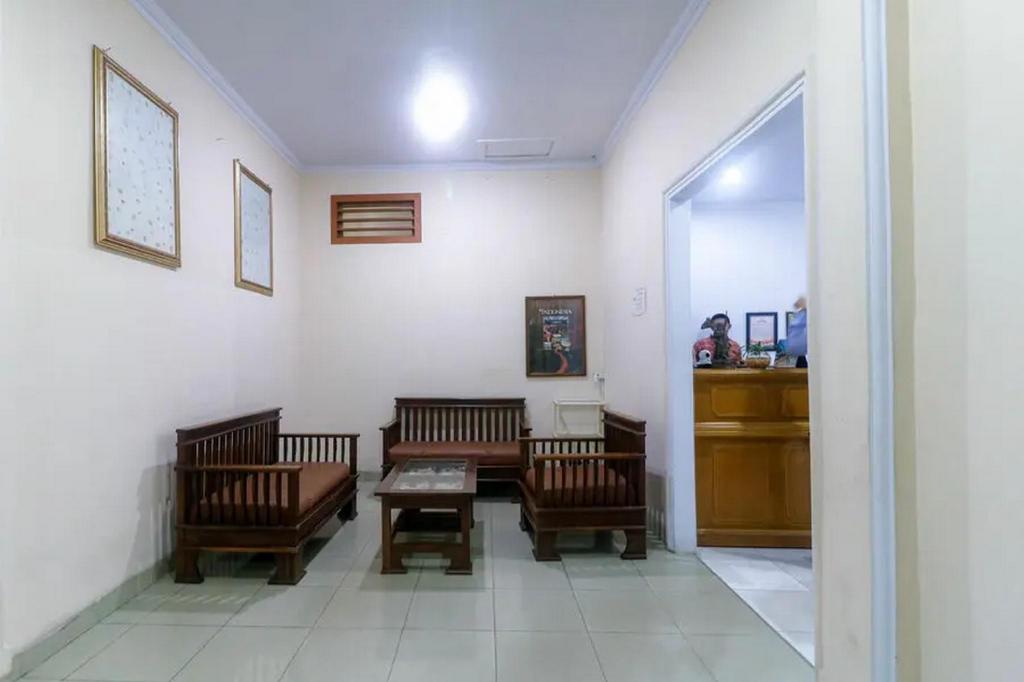 RedDoorz Plus near WTC Batanghari Mall 21/27