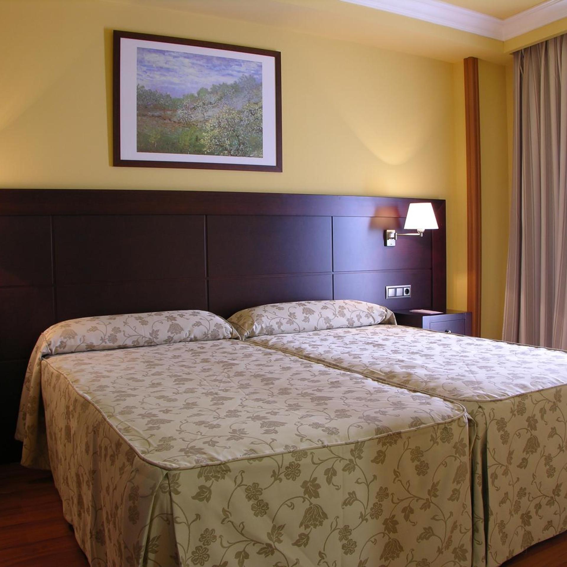 غرفة بسرير مزدوج مع سرير إضافي، Hotel Ii Castillas Avila 2/6