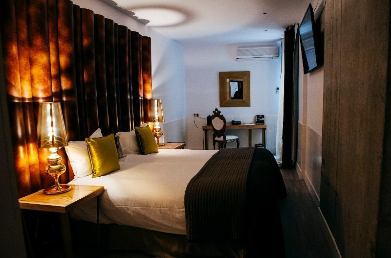 Inner, Twin Beds, with View