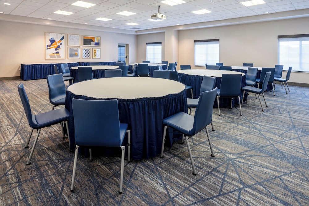 Holiday Inn Express Hotel and Suites Columbus At Northlake 52/57