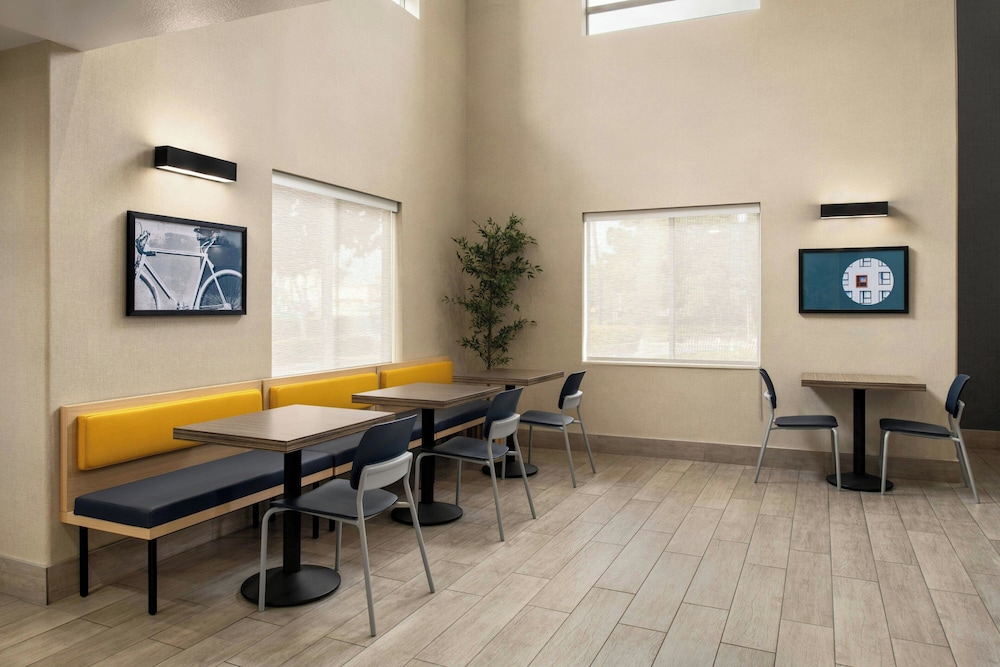 Holiday Inn Express Suites Rancho Cucamonga 47/57