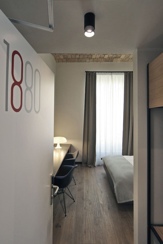 1880 Atypical Rooms 15/33