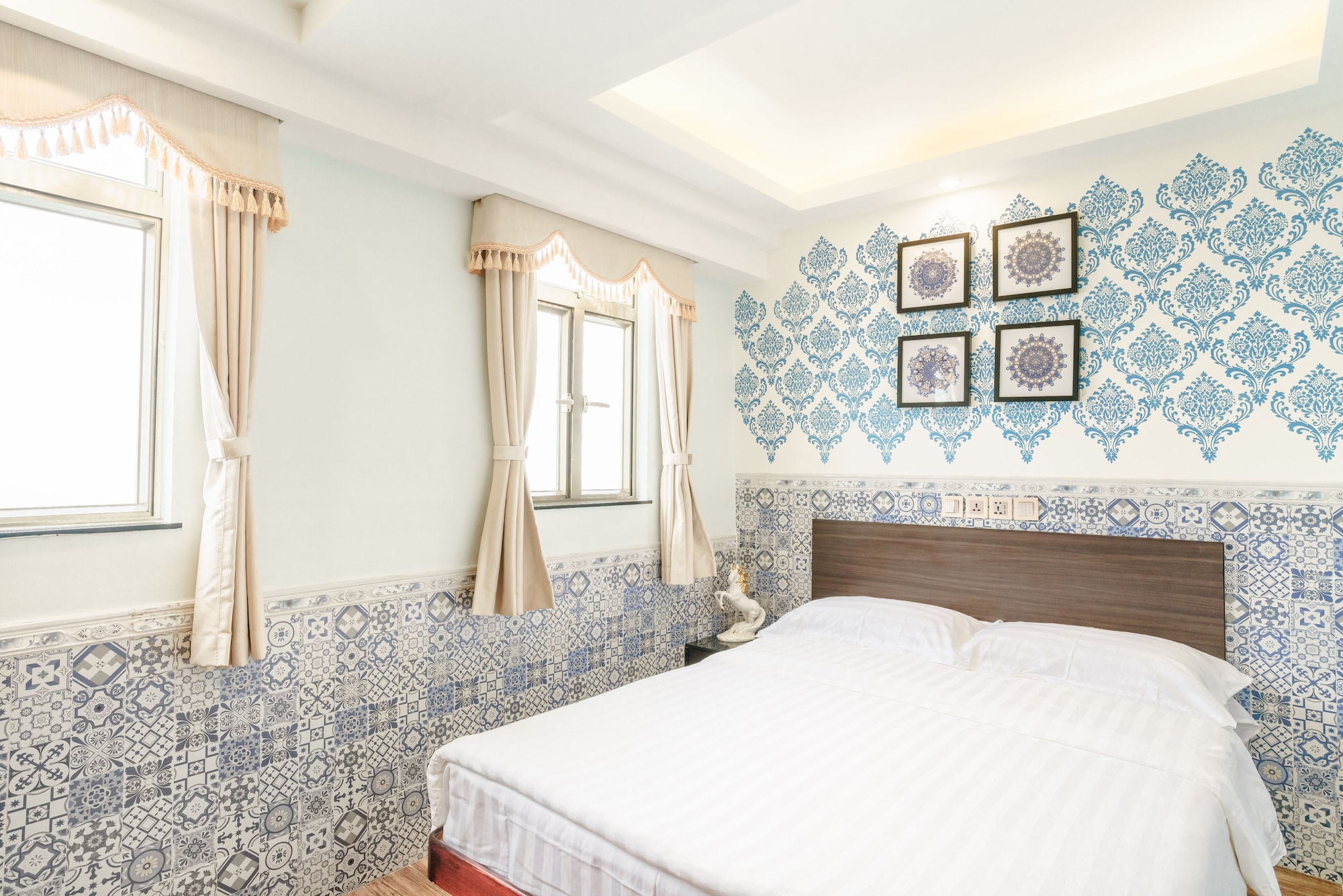 ROOM, DOUBLE BED
