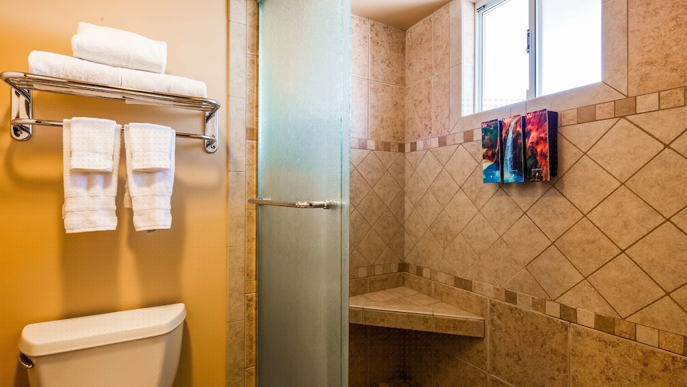 Best Western Plus King's Inn & Suites 33/37