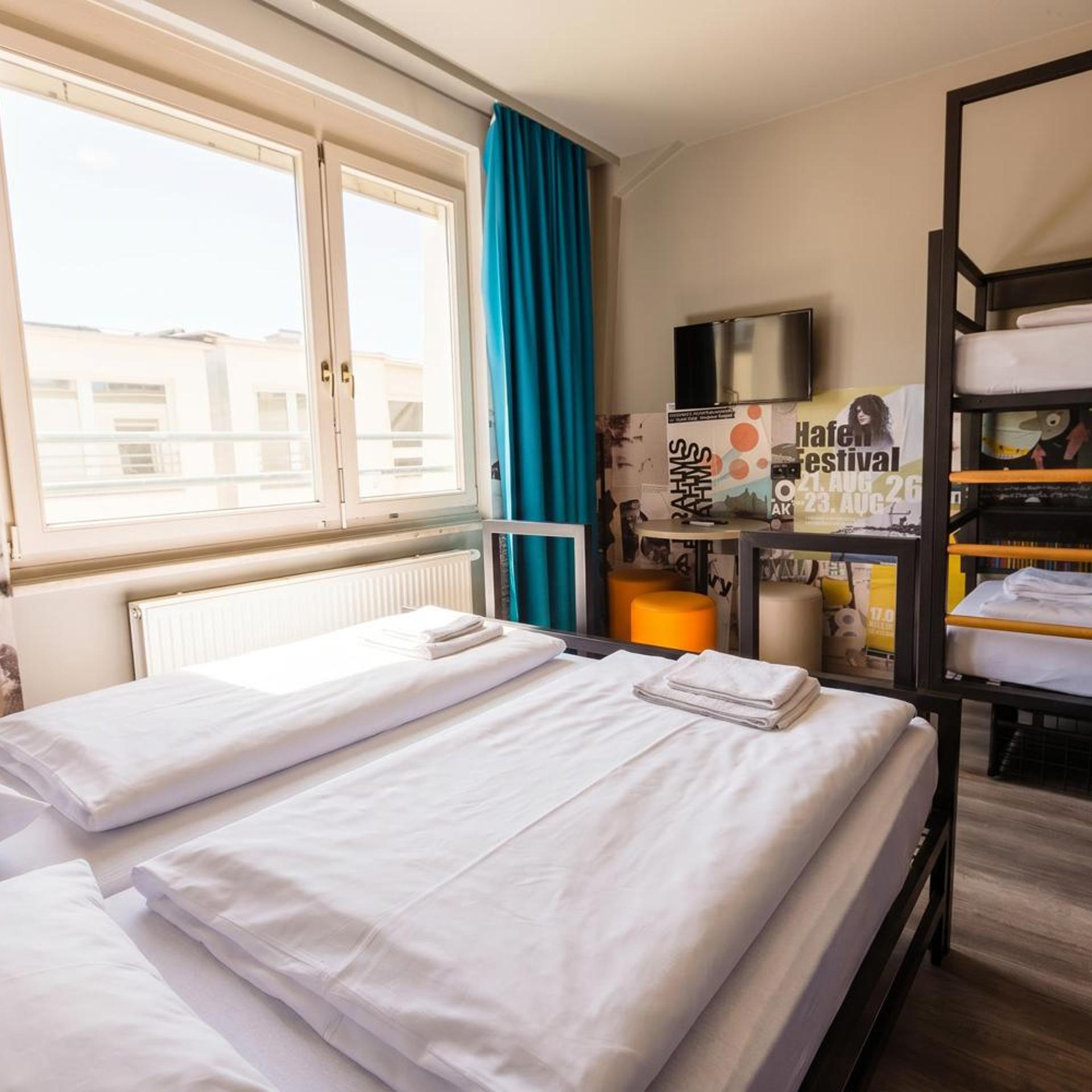 Room, 6 Beds