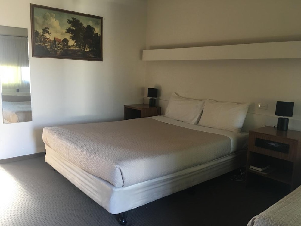 Tudor House Motor Inn 27/62