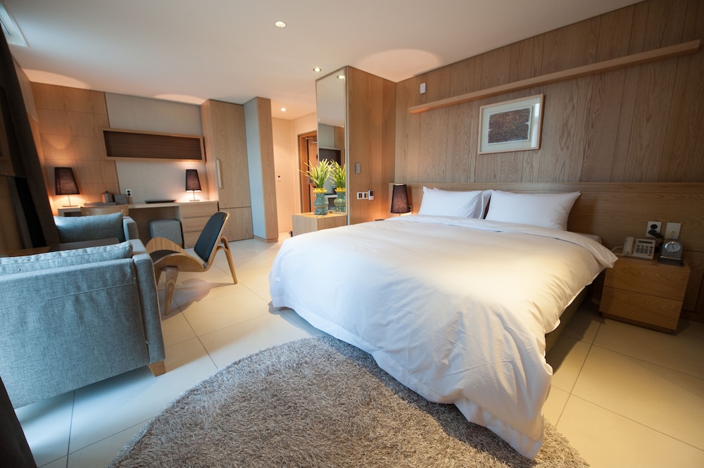 DELUXE, DOUBLE BED