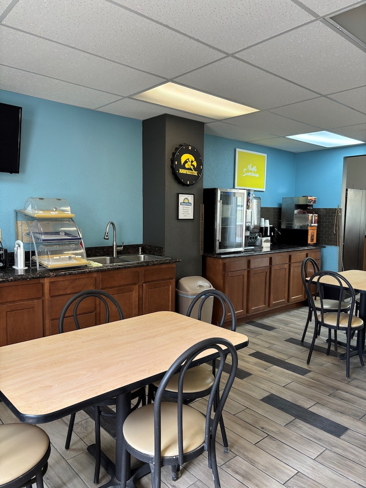 Days Inn by Wyndham West Branch Iowa City Area 29/42