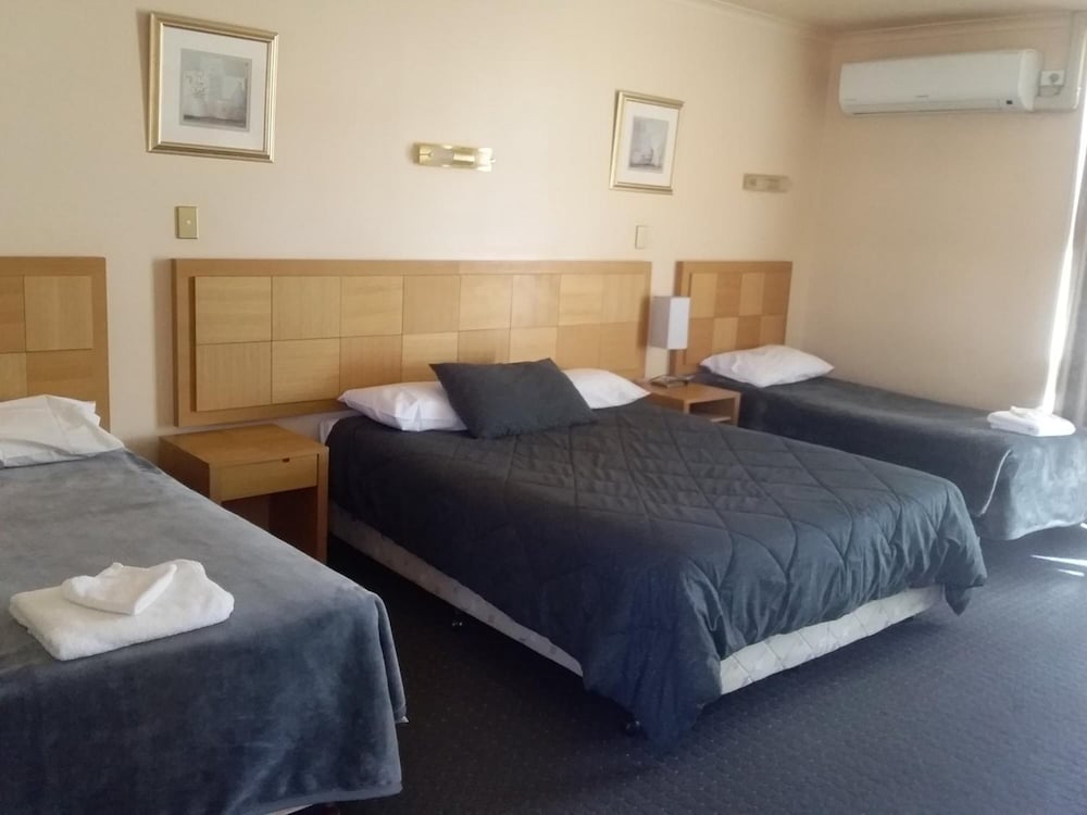 DESERT SAND MOTOR INN 8/25