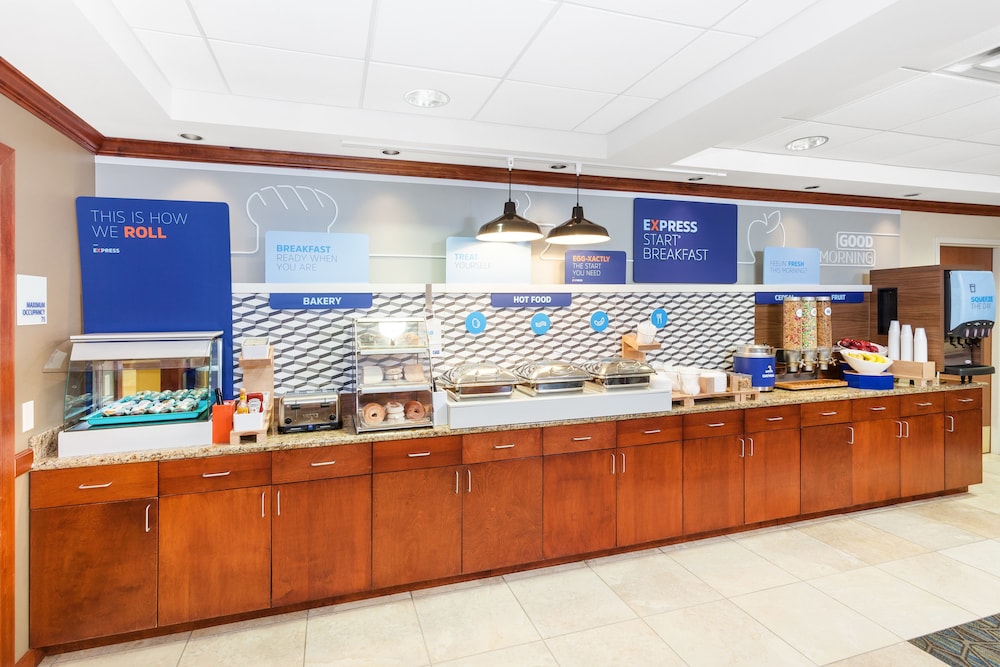 Holiday Inn Express Hotel Suites Hampton South Seabrook 66/78