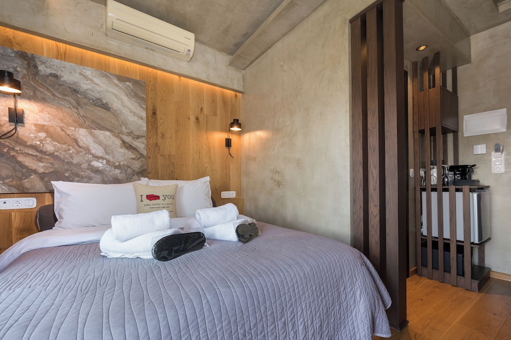 Mountain, Queen Bed
