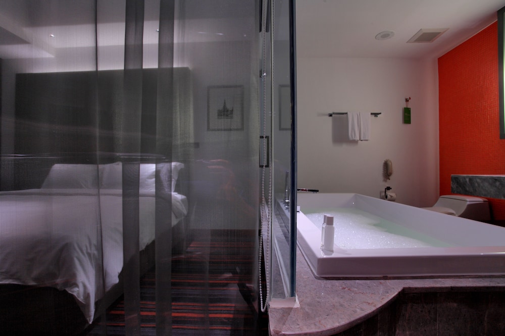 Lit Bangkok Hotel 60/107