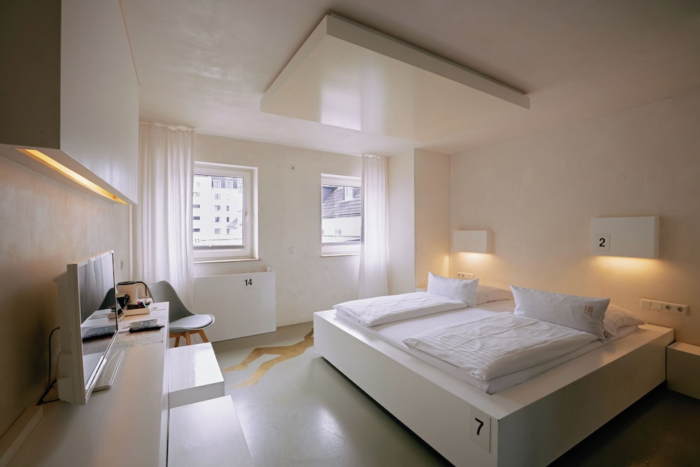 18Arts Hotel 8/49