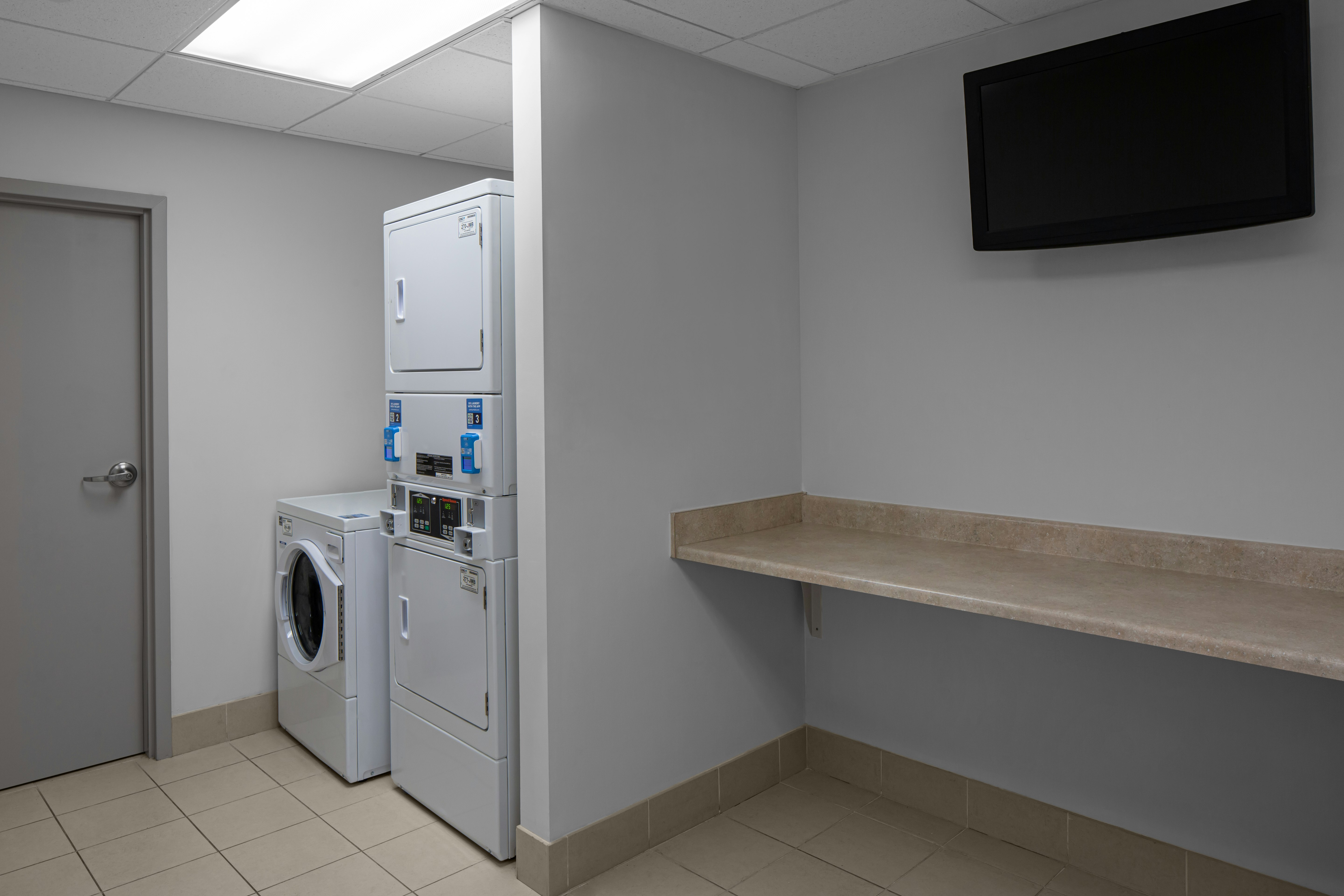 HILTON GARDEN INN SALT LAKE CITY AIRPORT 77/77