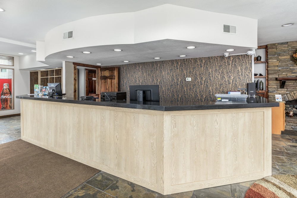 Crossroads Inn & Suites 13/68