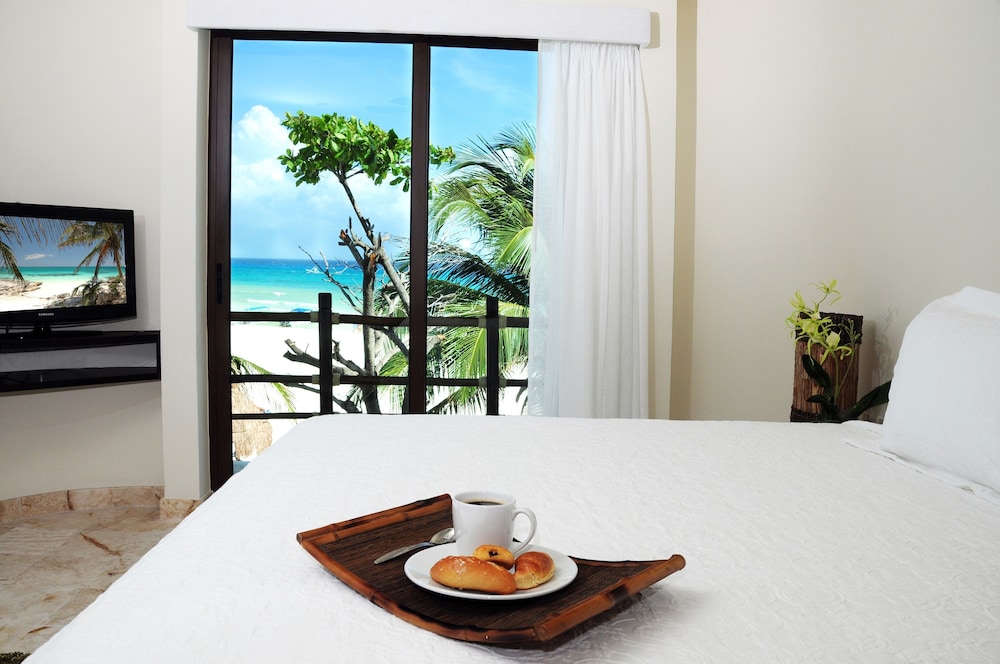 El Taj Oceanfront & Beachside Condo Hotel 60/74