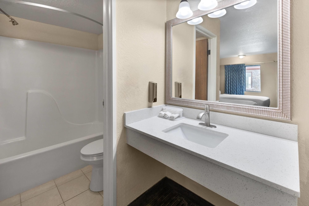 Days Inn by Wyndham Mackinaw City/Bridgeview Area 59/61
