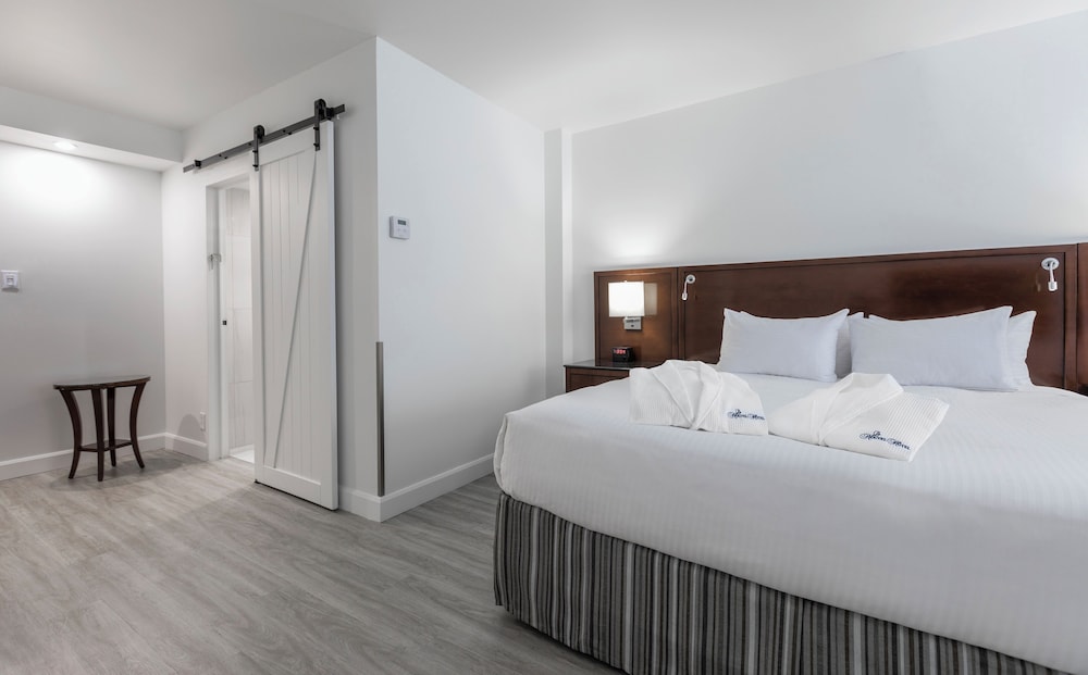 EXECUTIVE, KING BED, SOFA