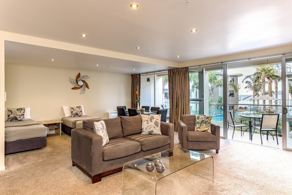 Edgewater Palms Apartments 37/74