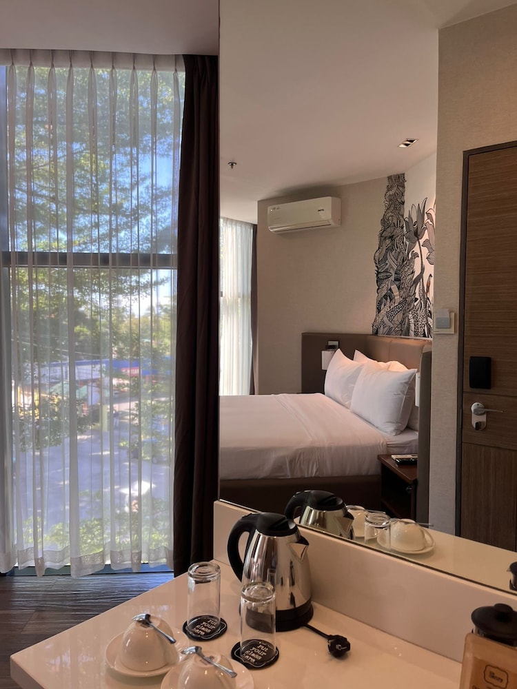 The Henry Hotel Roost Bacolod 92/93