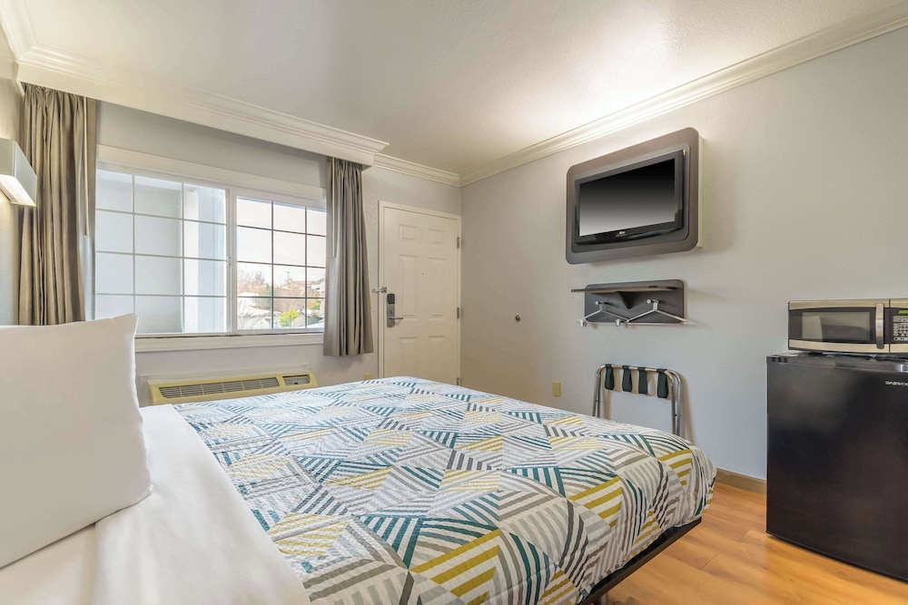 STANDARD, KING BED, ACCESSIBLE