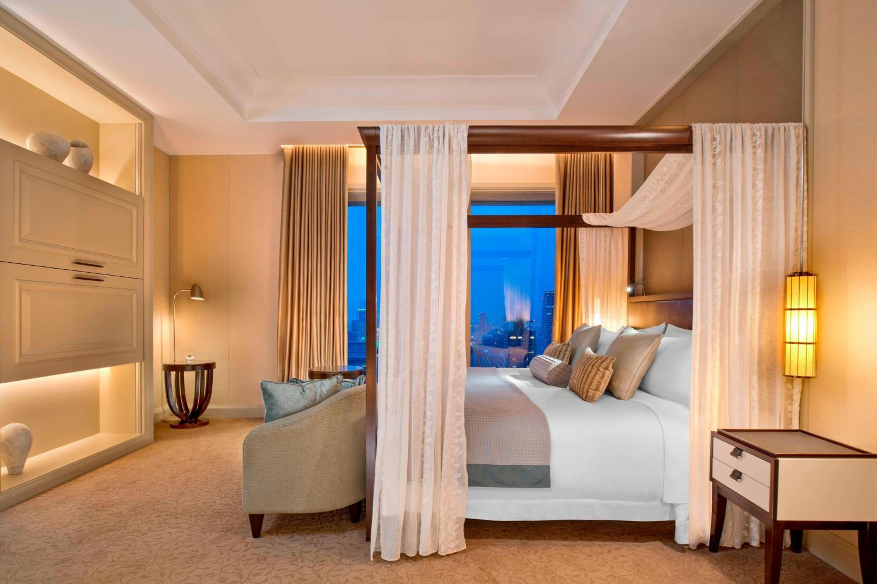 Royal, Suite, King Bed, Skyline View, Corner
