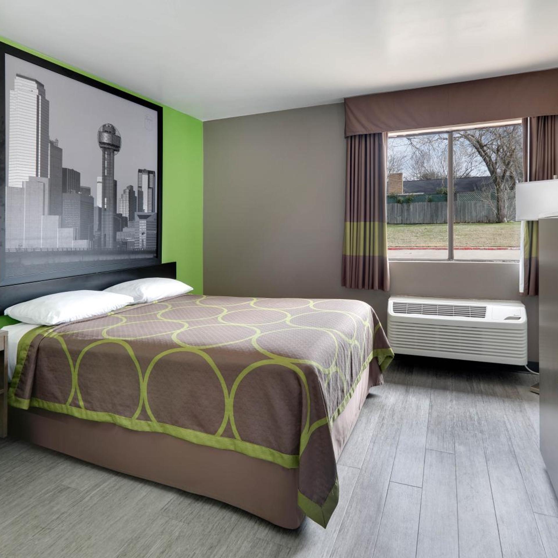 Room, Queen Bed, Bathtub, Accessible