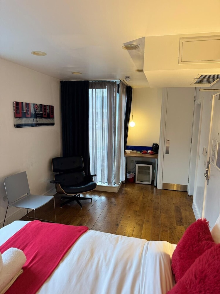 The Whitechapel Hotel 14/50