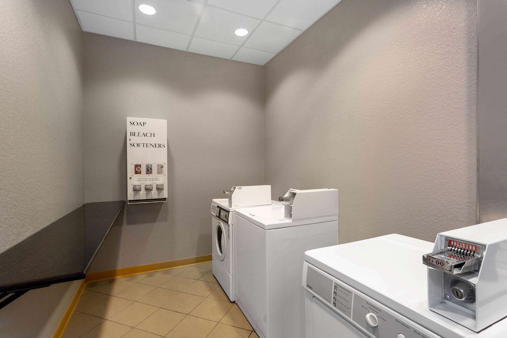 La Quinta Inn & Suites by Wyndham Sebring 25/56