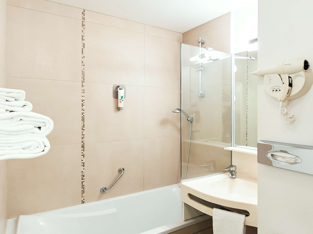 جناح متصل عائلي بسرير مزدوج وسريرين منفصلين، Ibis Styles Ouistreham 3/6