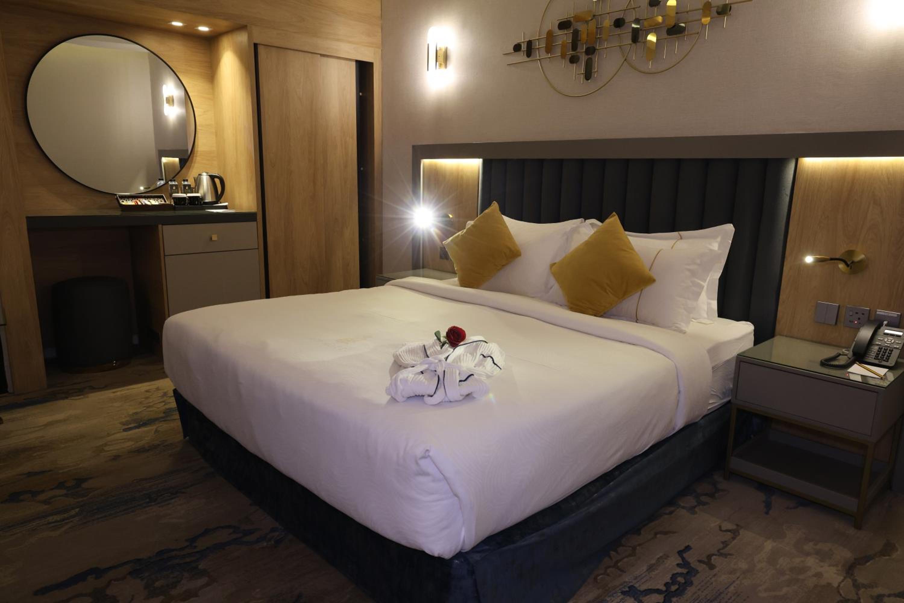 غرفة قياسية بسرير كينج وسرير كوين، فندق ايه دبليو الرياض(AW Hotel Riyadh) 3/10