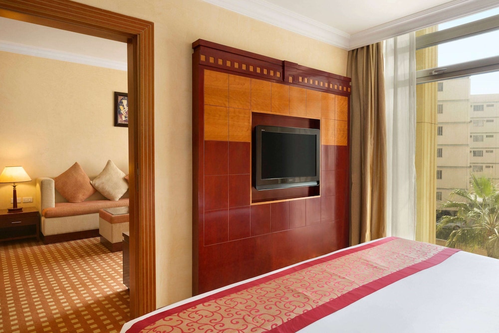 Elite, Business, Suite, King Bed, Pool View