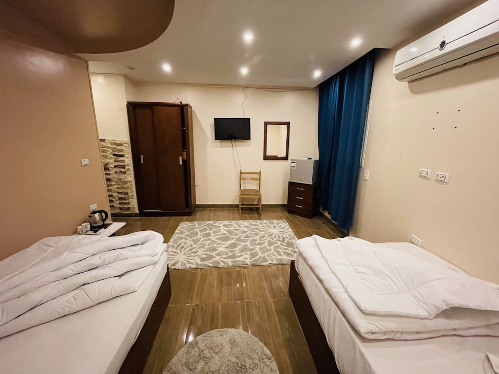 Three Giza Pyramids Inn 19/65