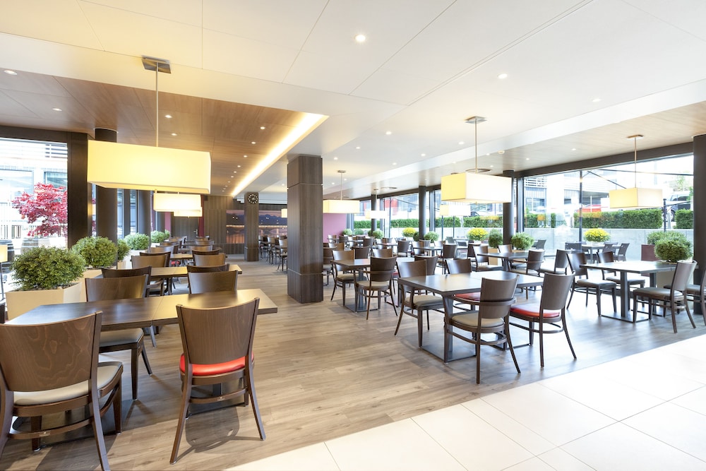 HOLIDAY INN EXPRESS ZURICH AIRPORT 52/80