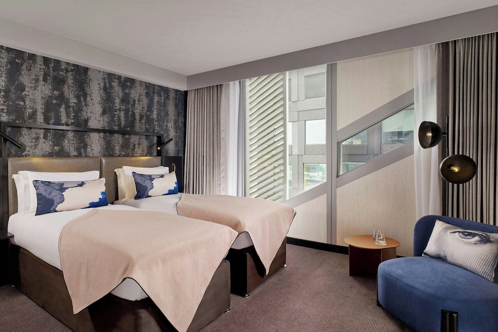 SUPERIOR, QUEEN BED