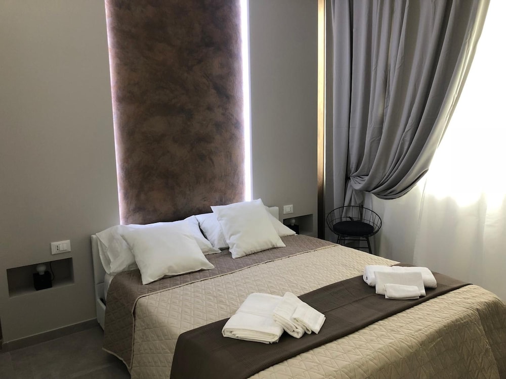 Turin Central Rooms 6/18