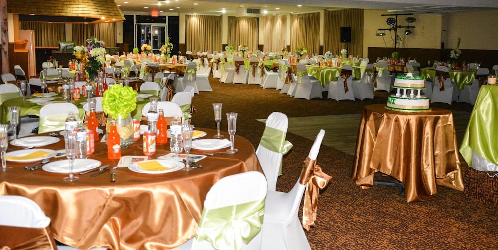 Columbus Grand Hotel and Banquet Center 23/33