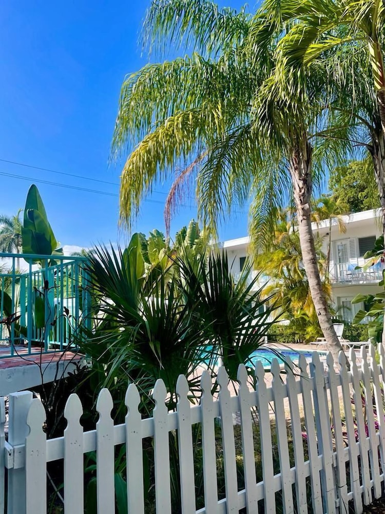 Green Island Inn 40/50