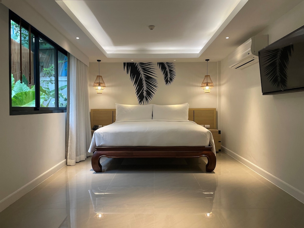Outrigger Surin Beach Resort 34/74