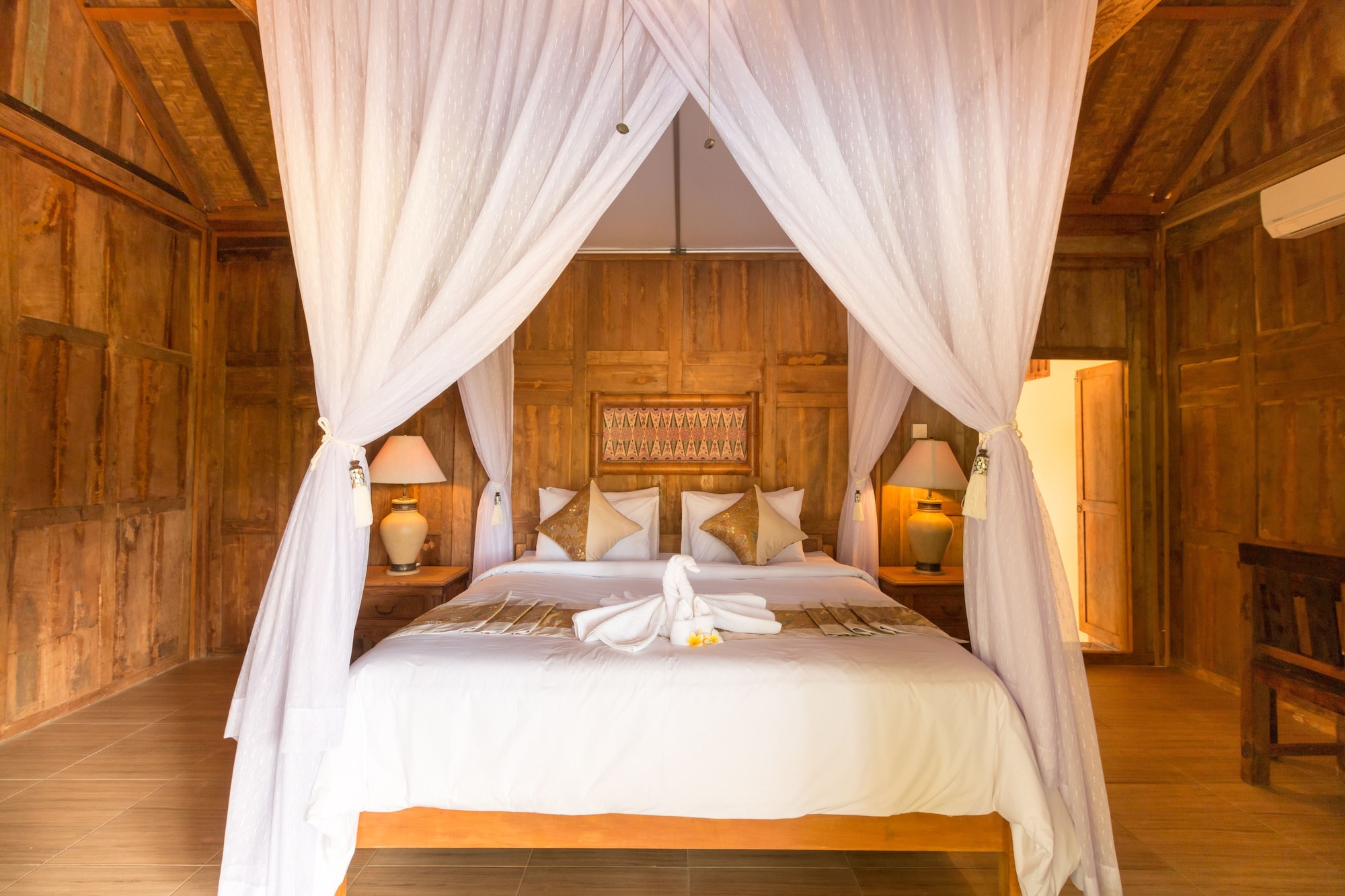Wooden, House, Queen Bed