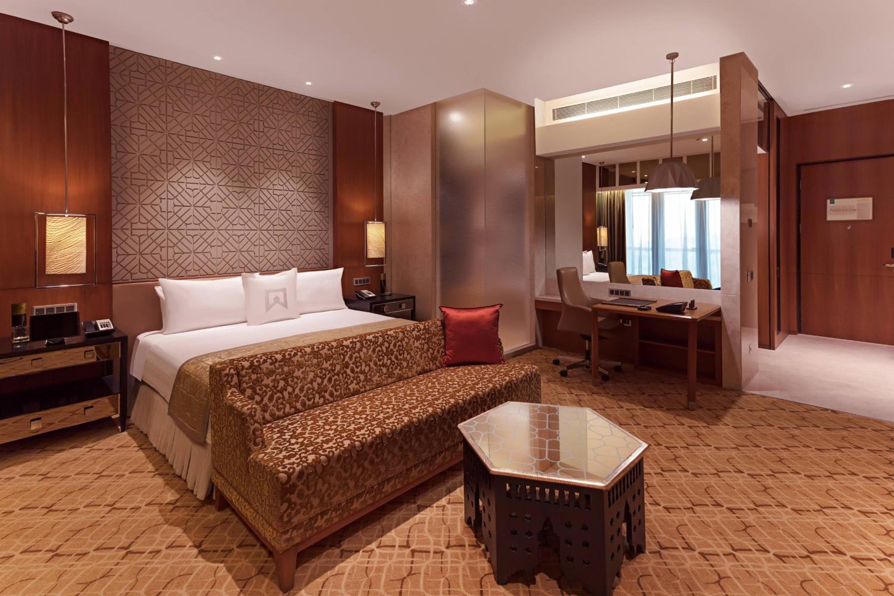 Tower, Guest Room, Queen Bed, City View, Club Lounge Access