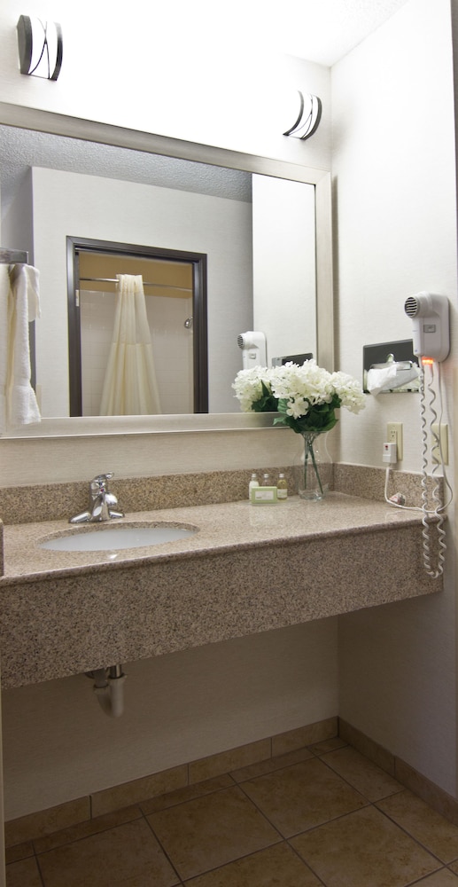 Christopher Inn and Suites 9/39