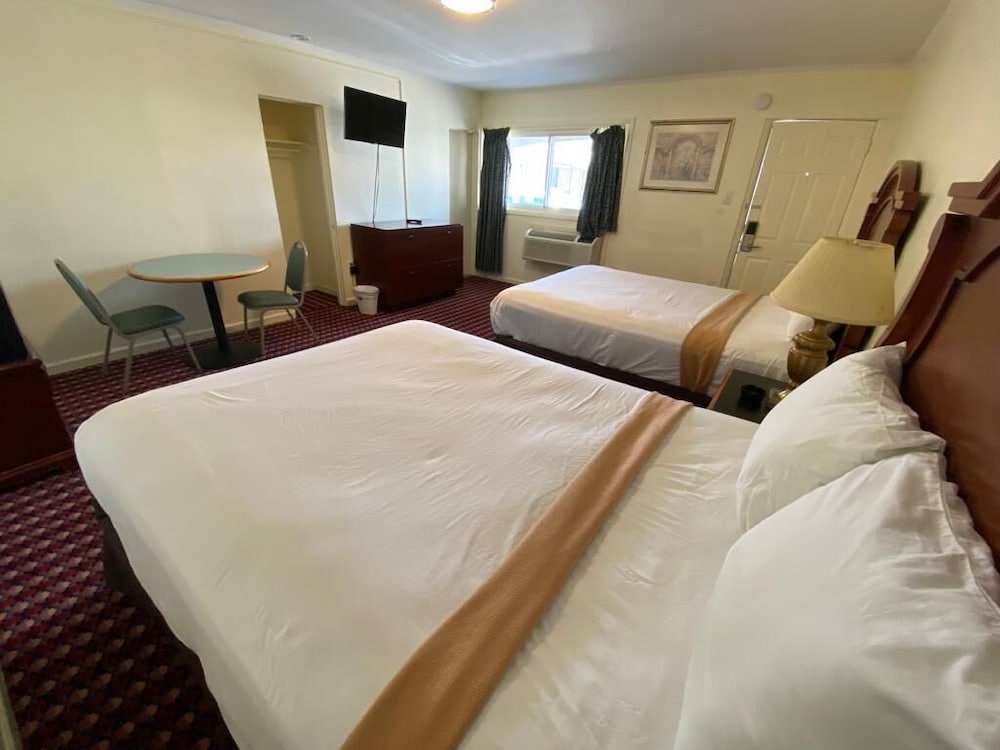 STANDARD, 2 QUEEN BEDS