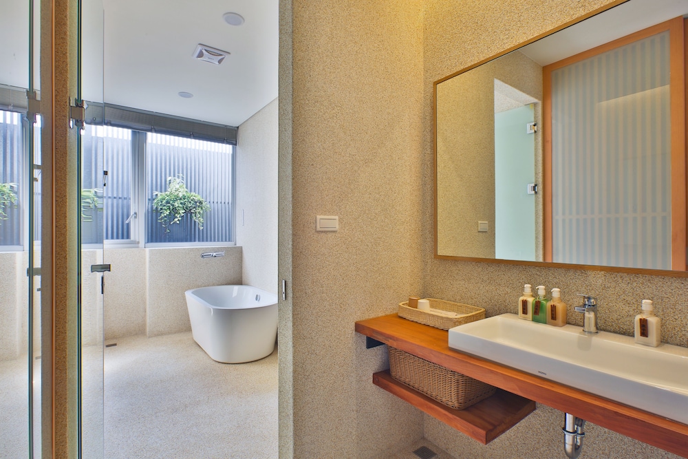 Deluxe, Queen Bed, Bathtub, Wood Whispering Residence 4/4